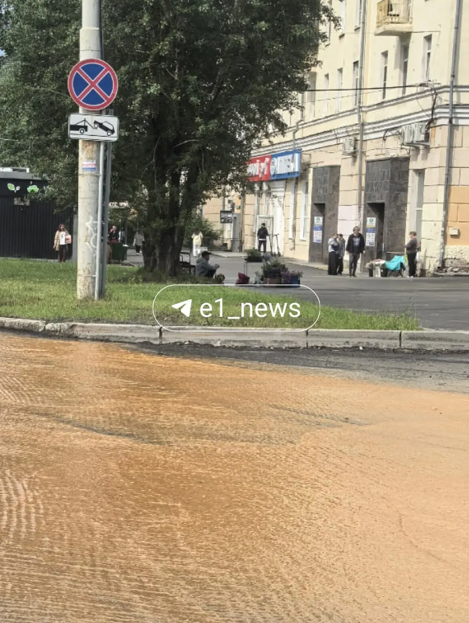 На проспекте Космонавтов в Екатеринбурге дорога превратилась в коричневую реку из-за подтопления — автомобилистам советуют быть осторожнее.