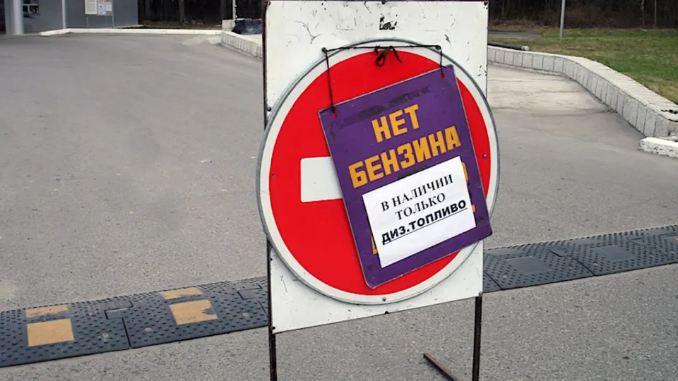 Временно бензин в Севастополе отпускают только для экстренных служб — продажи для населения планируют возобновить примерно после 14:00. Ограничения связаны с перебоями в поставках топлива и серией ударов по нефтеперерабатывающей инфраструктуре.