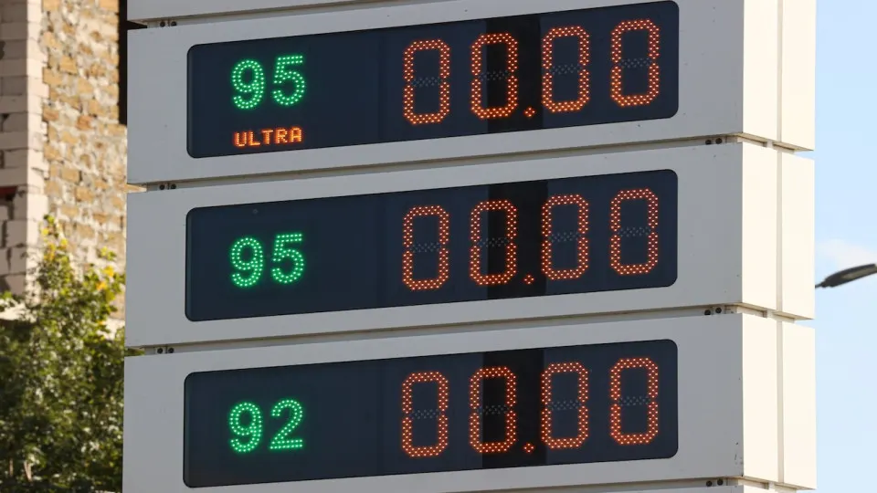 Пункт о еженедельной публикации цен на нефтепродукты исключён из федерального плана статистики, однако данные будут по-прежнему доступны на сайте Росстата и в ЕМИСС.