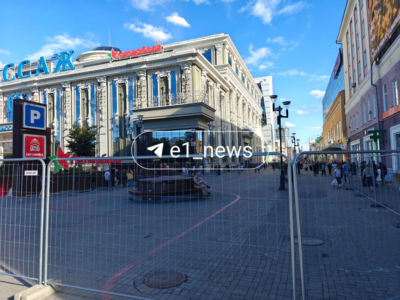 На Вайнера приступили к монтажу ограждений в рамках подготовки к масштабной реконструкции. Власти заявляют, что улицу не будут закрывать полностью — перекрытия возможны только на отдельных участках по мере необходимости.