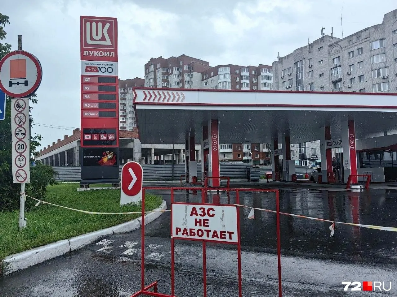 Две автозаправки в Тюмени временно не работают — на остальных водители выстраиваются в очереди, а цены на бензин и дизель заметно различаются по адресам.