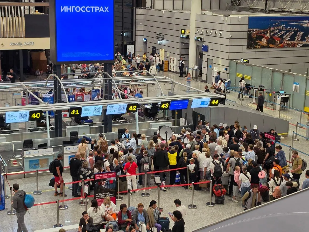 Из‑за закрытия воздушного пространства над Сочи в аэропорту «Кольцово» отменили и перенесли несколько рейсов в Екатеринбург; пассажиры жалуются на долгие ожидания и отсутствие информации.