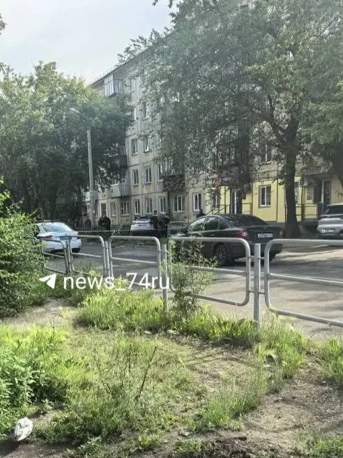 56-летний мужчина врезался в припаркованный Nissan Almera: машина влетела в забор, водитель скончался на месте. Причины аварии выясняют, проезд ограничен.