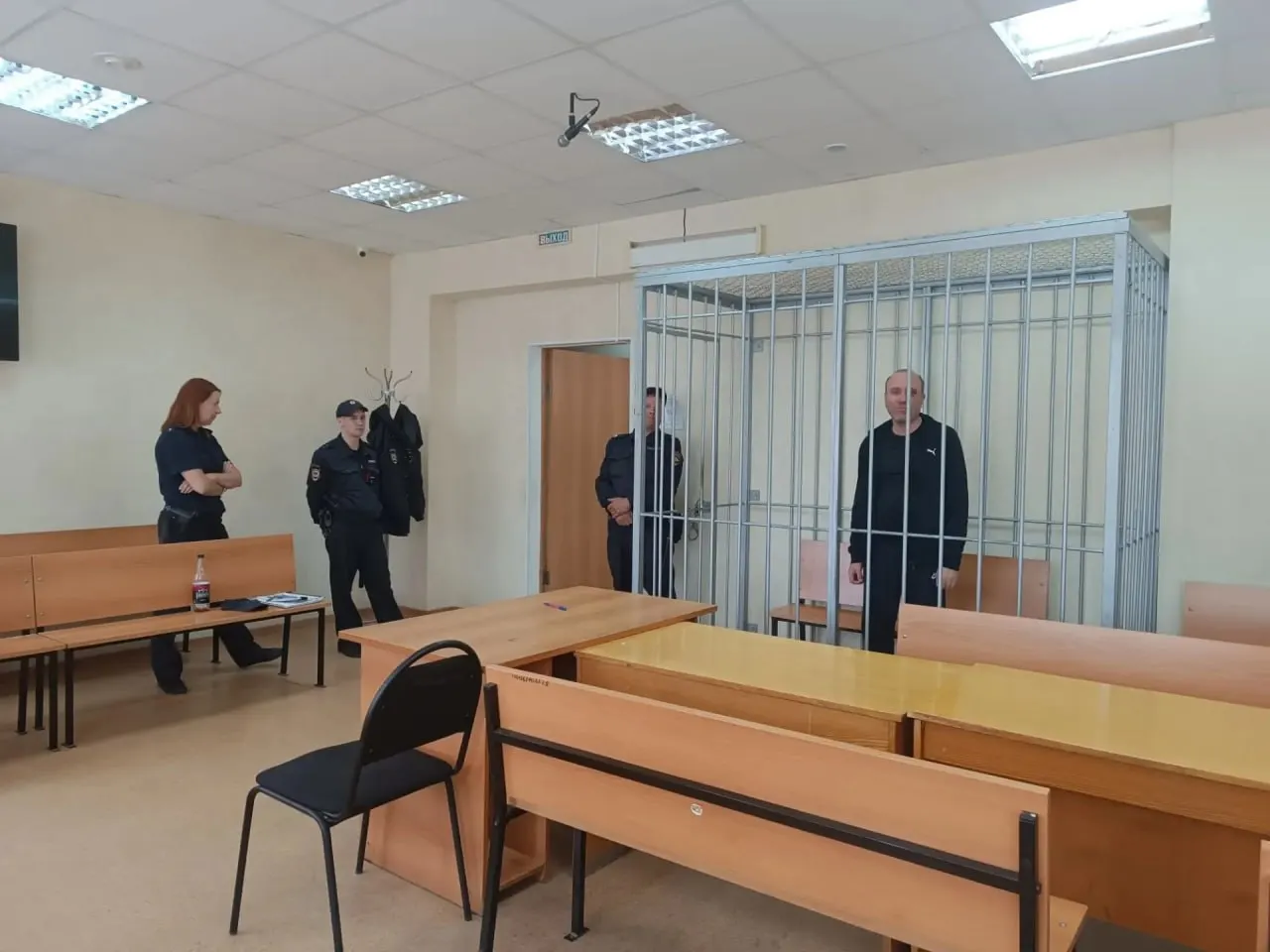 Суд поместил в СИЗО мужчину, которого подозревают в убийстве знакомого рядом с зданием суда в Нижнем Тагиле.