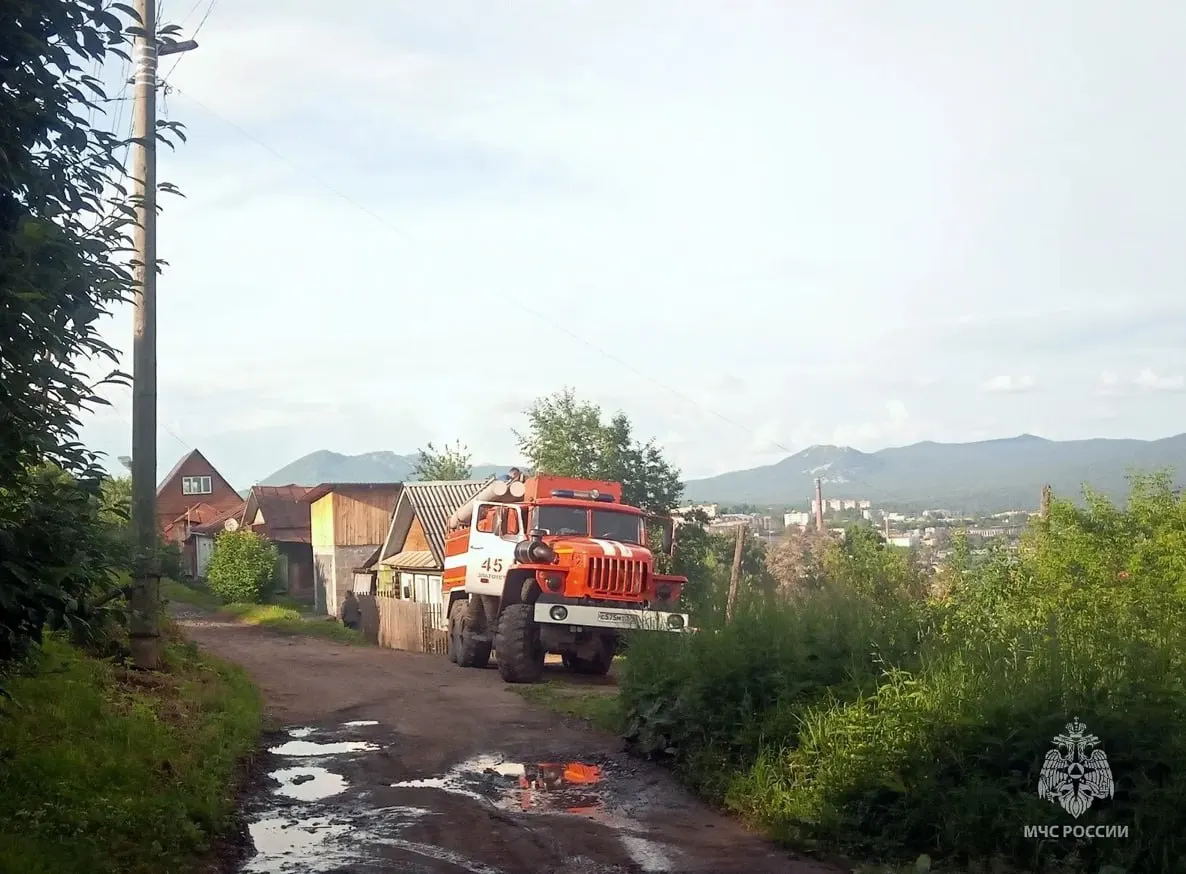 В частном жилом доме в Златоусте обрушилась кровля: под завалами оказались три человека. Двое погибли на месте, еще один был извлечен и госпитализирован; спасательные работы продолжаются.