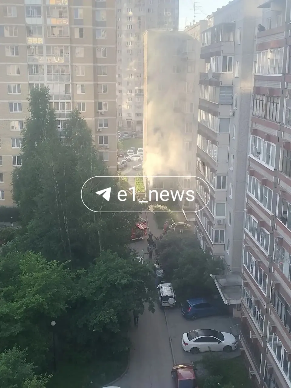 В Екатеринбурге на улице Краснолесья, 14/3 загорелась квартира на первом этаже. Очевидцы сообщают, что мужчина выбежал в одной одежде, мог поджечь жильё и угрожал прохожим — его задержали полицейские.