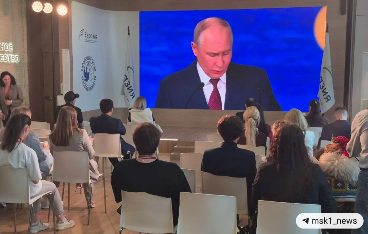 Президент отметил смещение экономического роста в пользу стран Глобального Юга, рост роли БРИКС и изменение структуры мировой торговли.