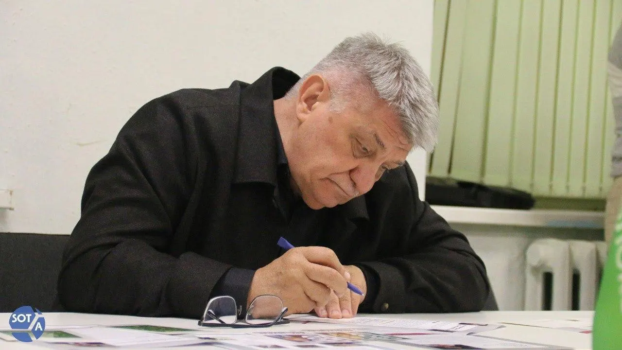 Президент направил режиссёрy поздравительную телеграмму, подчеркнув вклад Сокурова в отечественный кинематограф и воспитание молодых талантов. При этом режиссёр в последние годы фактически находится под негласным запретом: его фильмы не получают прокатных удостоверений, а в январе 2026 года он был исключён из профильного совета.
