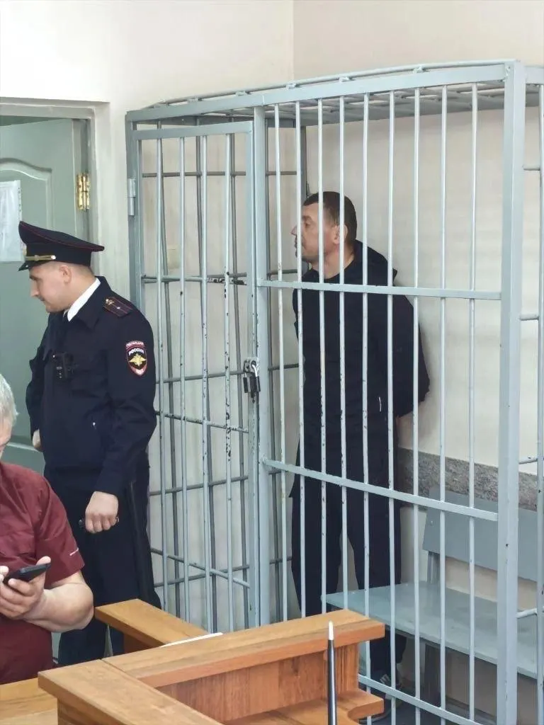 Ленинский районный суд Екатеринбурга отправил в СИЗО директора ООО «АВТО-НОМ» на два месяца — ему предъявлено обвинение в оказании услуг, не отвечающих требованиям безопасности после аварии 10 июня, в которой погибли четыре человека.
