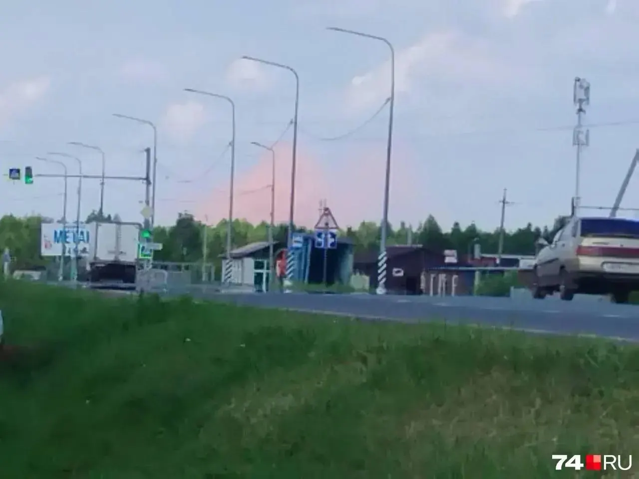Жители Челябинска сообщили о розовом тумане над районом ЧМЗ. На металлургическом комбинате заявили, что предприятие работает в штатном режиме, в Минэкологии области комментариев пока нет.
