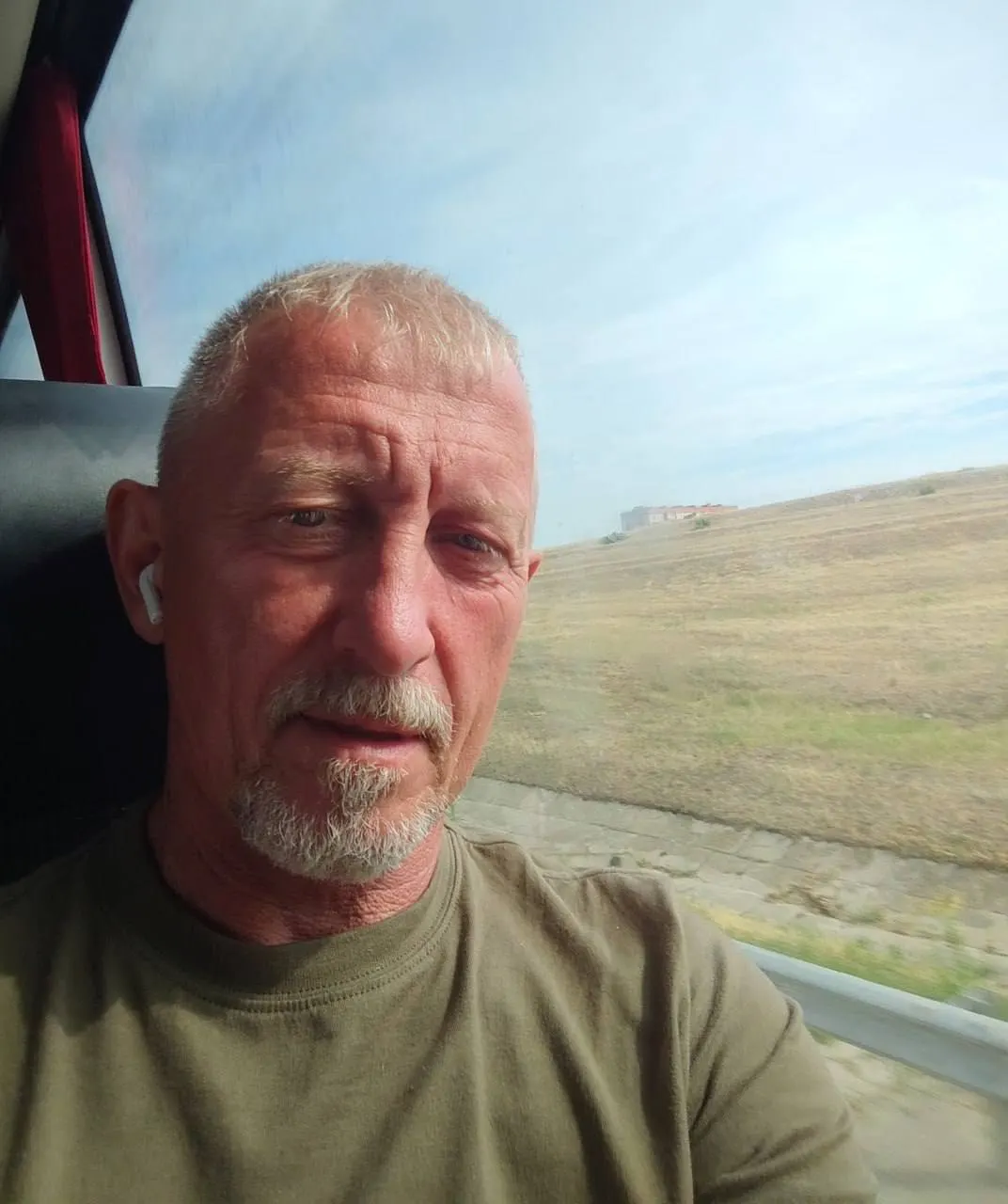 Константин Нациевский из Челябинска сообщил о завершении контракта в добровольческом батальоне и отъезде в Москву на съезд КПРФ; после него он может выдвинуться в Госдуму по Коркинскому округу. На фоне этого автор напоминает о проблемах с ротацией мобилизованных и тысячах погибших южноуральцев.