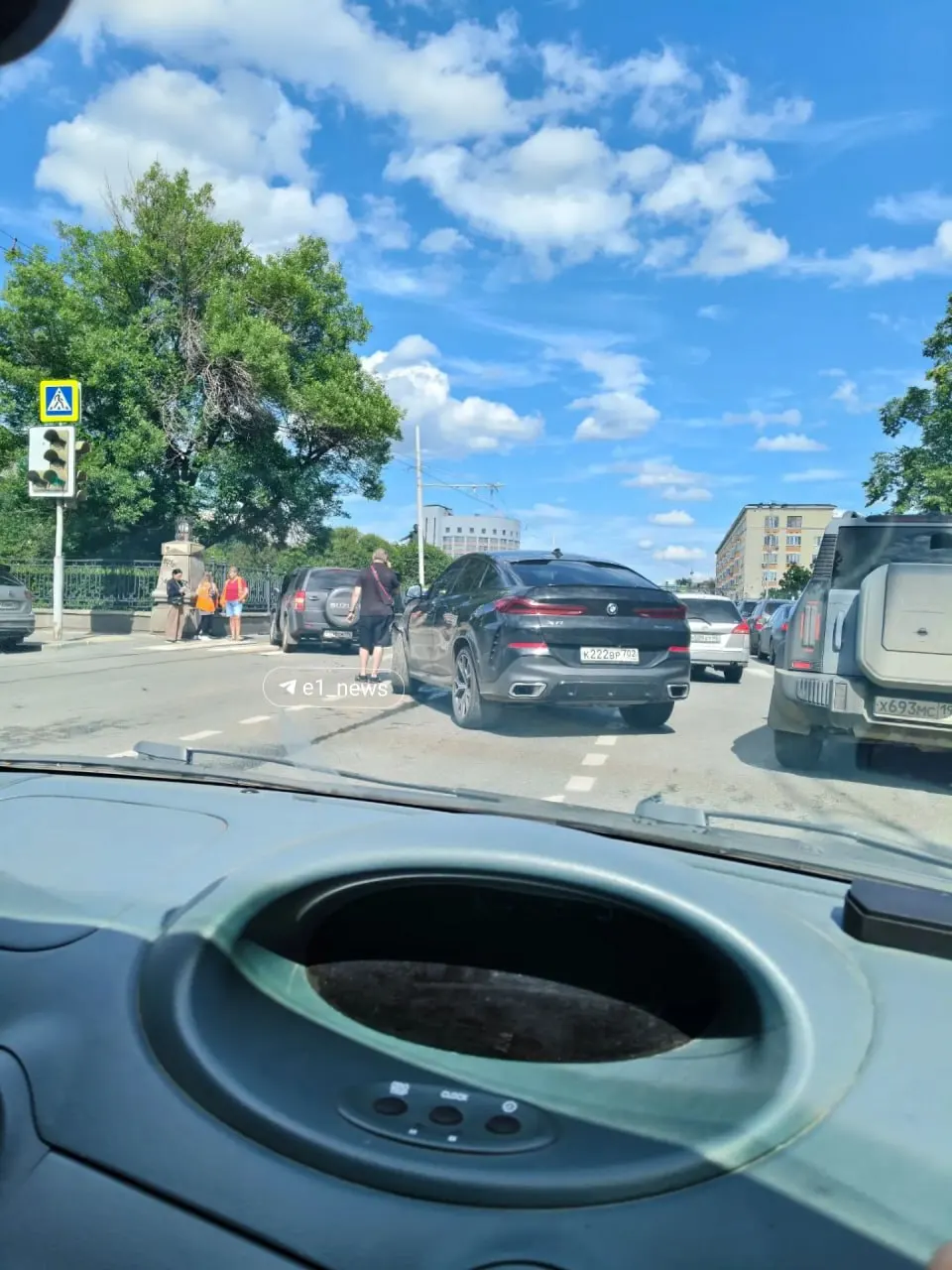 На площади Оперного театра в Екатеринбурге произошло ДТП с участием нескольких автомобилей — из‑за этого образовалась масштабная пробка. Подробности и сведения о пострадавших пока уточняются.