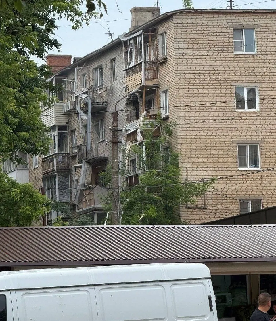 В Щёкино (Тульская область) беспилотник поразил многоэтажный дом, пострадавших предварительно нет. В регионах фиксируют массовые перехваты украинских дронов, ограничения введены в аэропортах под Москвой.
