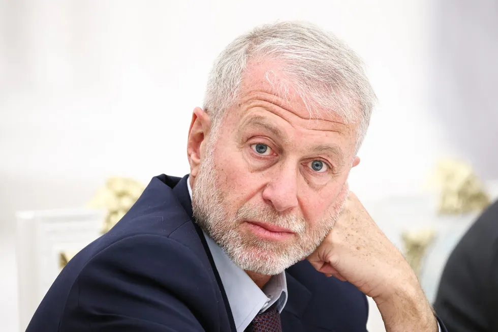 По словам нескольких осведомлённых источников, в мае 2026 года Роман Абрамович посетил Киев, встретился с президентом Украины и передал предложение о личной встрече с российским лидером. В Кремле и в офисе президента комментариев не дали.