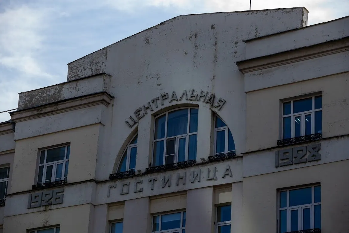 Екатеринбургская городская дума решила не взимать туристический сбор с гостиниц без звезд в 2026–2027 годах. Налог действует с января 2025 года и сейчас затрагивает лишь часть мест размещения в городе.