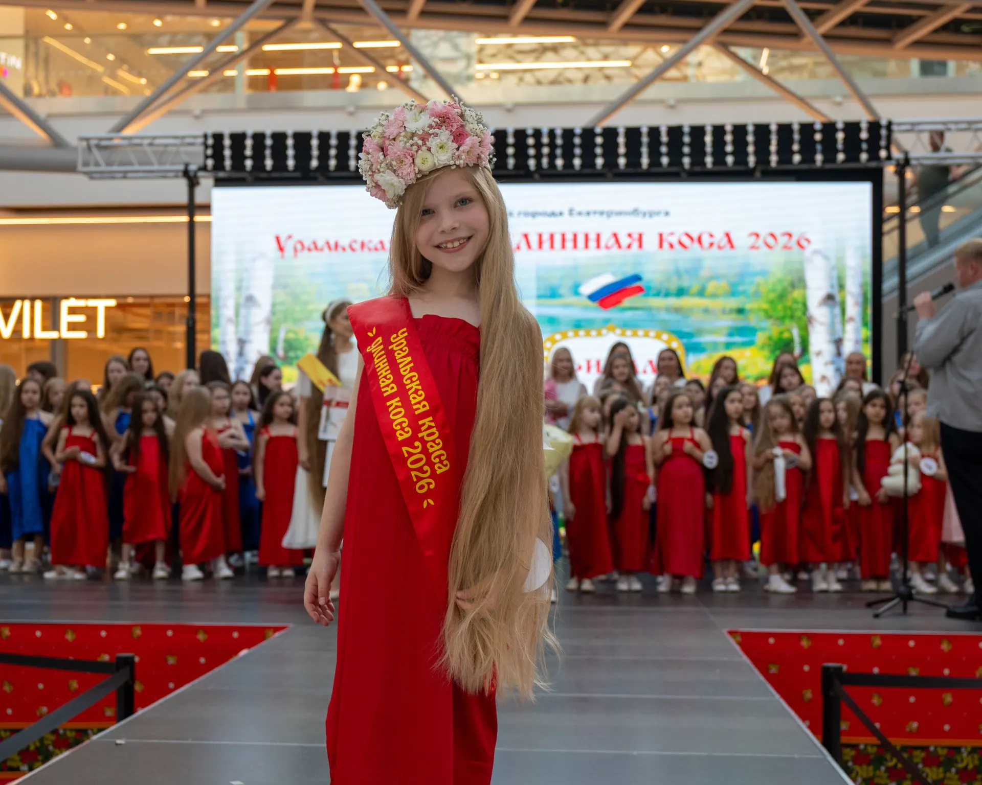 В Екатеринбурге прошёл конкурс «Самая эффектная коса»: победила семилетняя Мария Шабанова с косой 96 см, участниц было 91, суммарная длина кос — 96 метров.