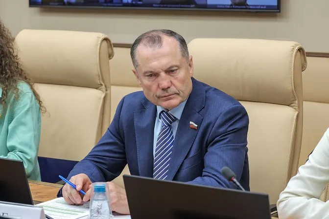 Член Комитета Совета Федерации предложил законодательно закрепить обязательное прохождение практики на базовых предприятиях до половины учебного времени. Инициативу мотивируют слабой готовностью выпускников к работе, но в ней не учтены вопросы оплаты и защиты прав студентов.