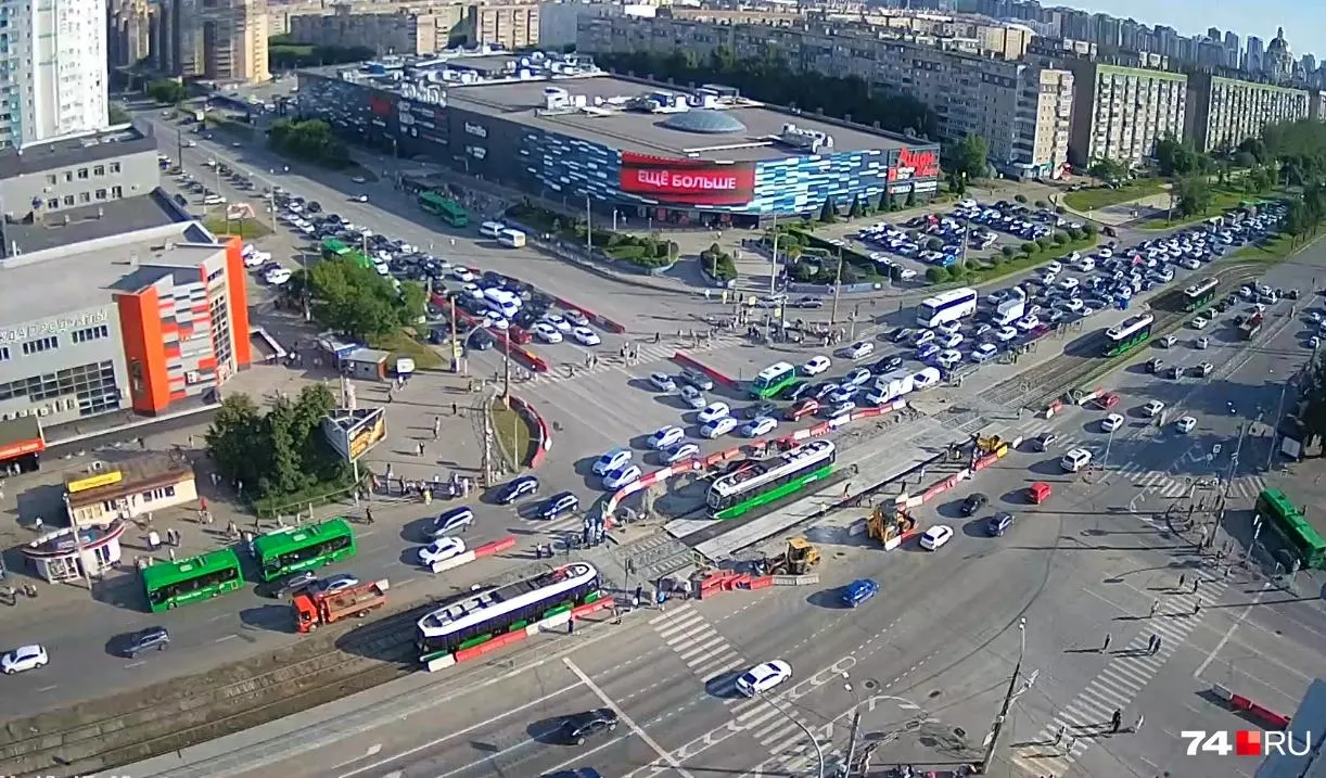 Участок улицы Чичерина закрыт для автомобилей и автобусов до завершения работ по ремонту трамвайного переезда. Часть маршрутов пойдут в объезд, а конечные перенесли.