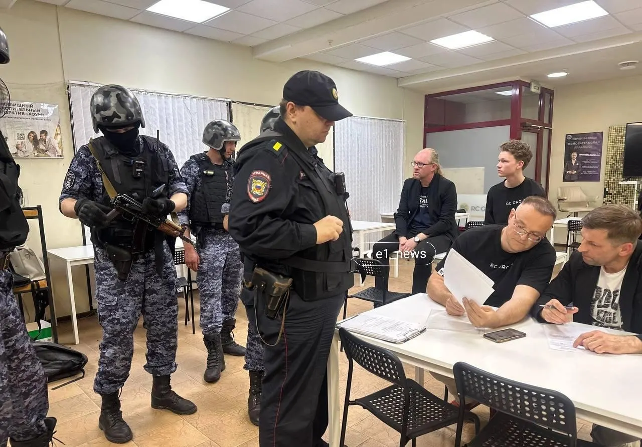 Трое менеджеров обвиняются в мошенничестве в особо крупном размере: следствие считает, что компания продавала «франшизы»‑«пирамиды», вовлекая молодёжь в кредиты. Уголовное дело было возбуждено в августе 2025 года.