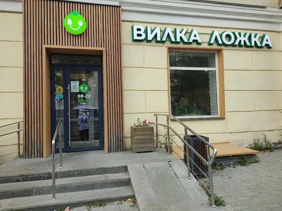 Кафе на улице Баумана, 1 приостановили по решению суда после проверки Роспотребнадзора: выявили плохое освещение, отсутствие информации о хранении и сроках годности продуктов и неисправный холодильник.