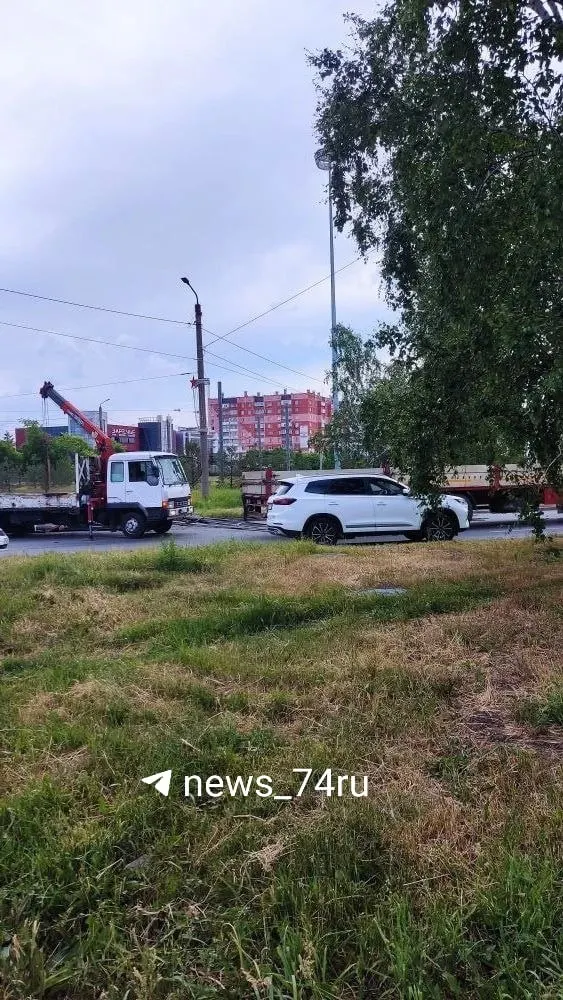 На кольце проспекта Победы из кузова грузовика высыпался металл — в результате встало движение на нескольких улицах Северо‑Запада Челябинска.
