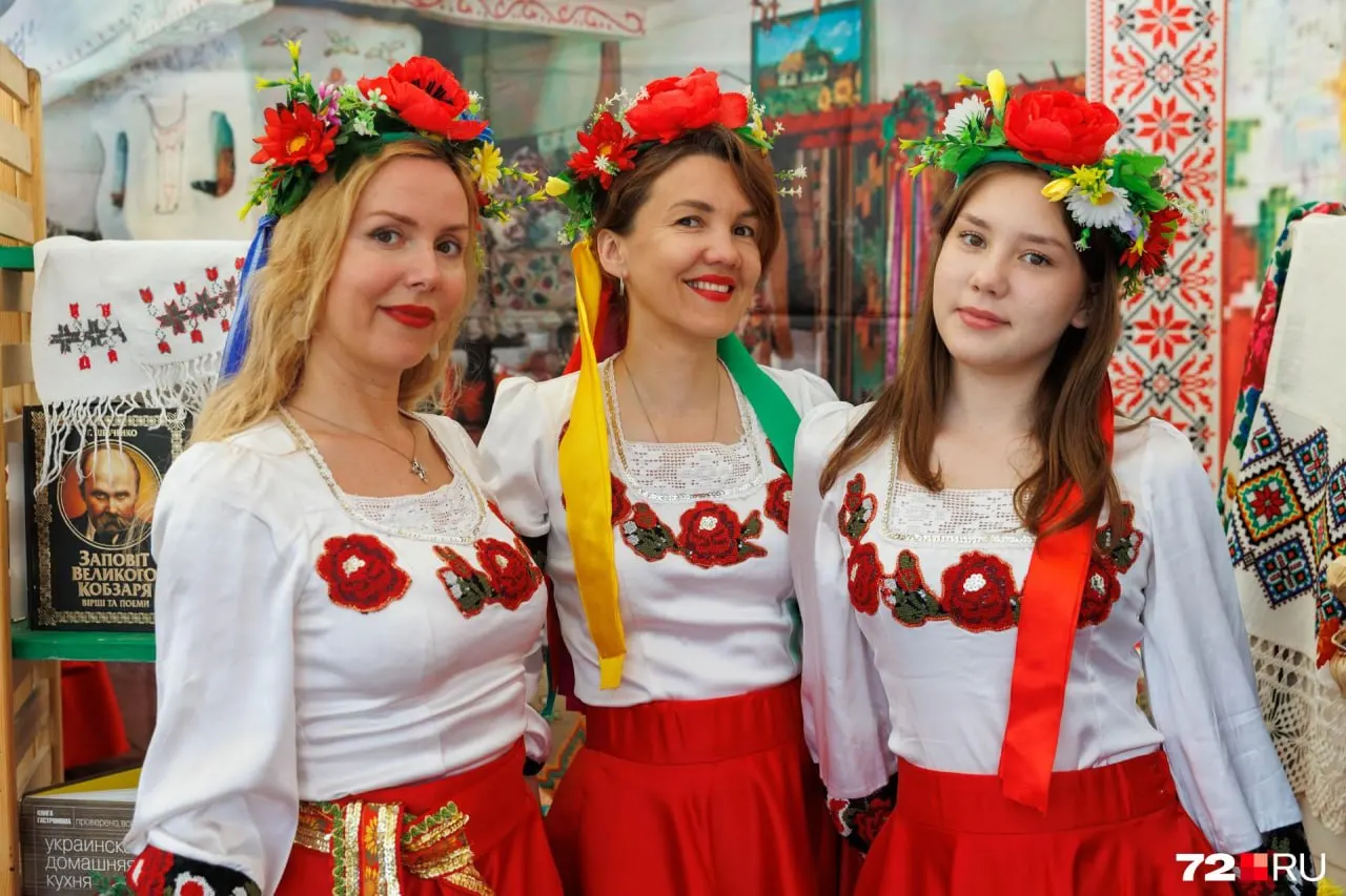 На площади 400-летия Тюмени состоялся фестиваль «Мост дружбы». Шатры, национальные костюмы, музыка и рассказы о героях народов объединили гостей праздника.