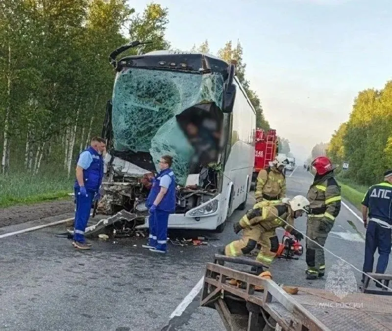 Рано утром в Исетском округе Тюменской области в столкновении вахтового автобуса и грузовика один человек погиб, 12 получили травмы, двое госпитализированы.