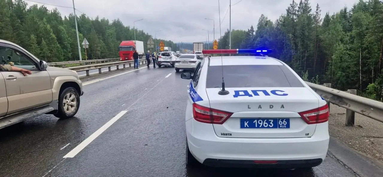 Под Ревдой произошло крупное столкновение грузового автомобиля и двух легковых машин. Движение в сторону Екатеринбурга частично ограничено, на месте работают экстренные службы.