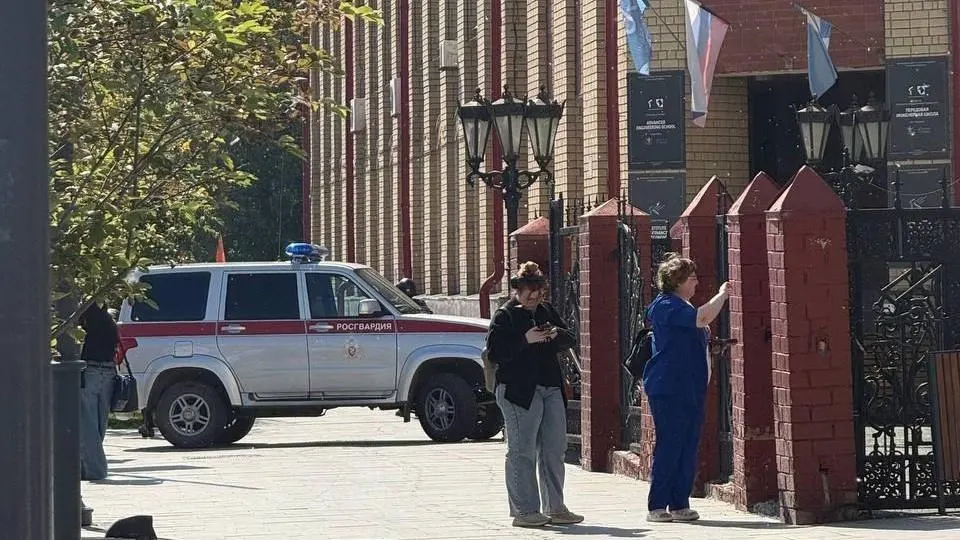 У здания ТюмГУ на улице Ленина прошла экстренная эвакуация: студентов и сотрудников вывели на улицу, на месте работают полиция и служба безопасности университета. Причина инцидента устанавливается.