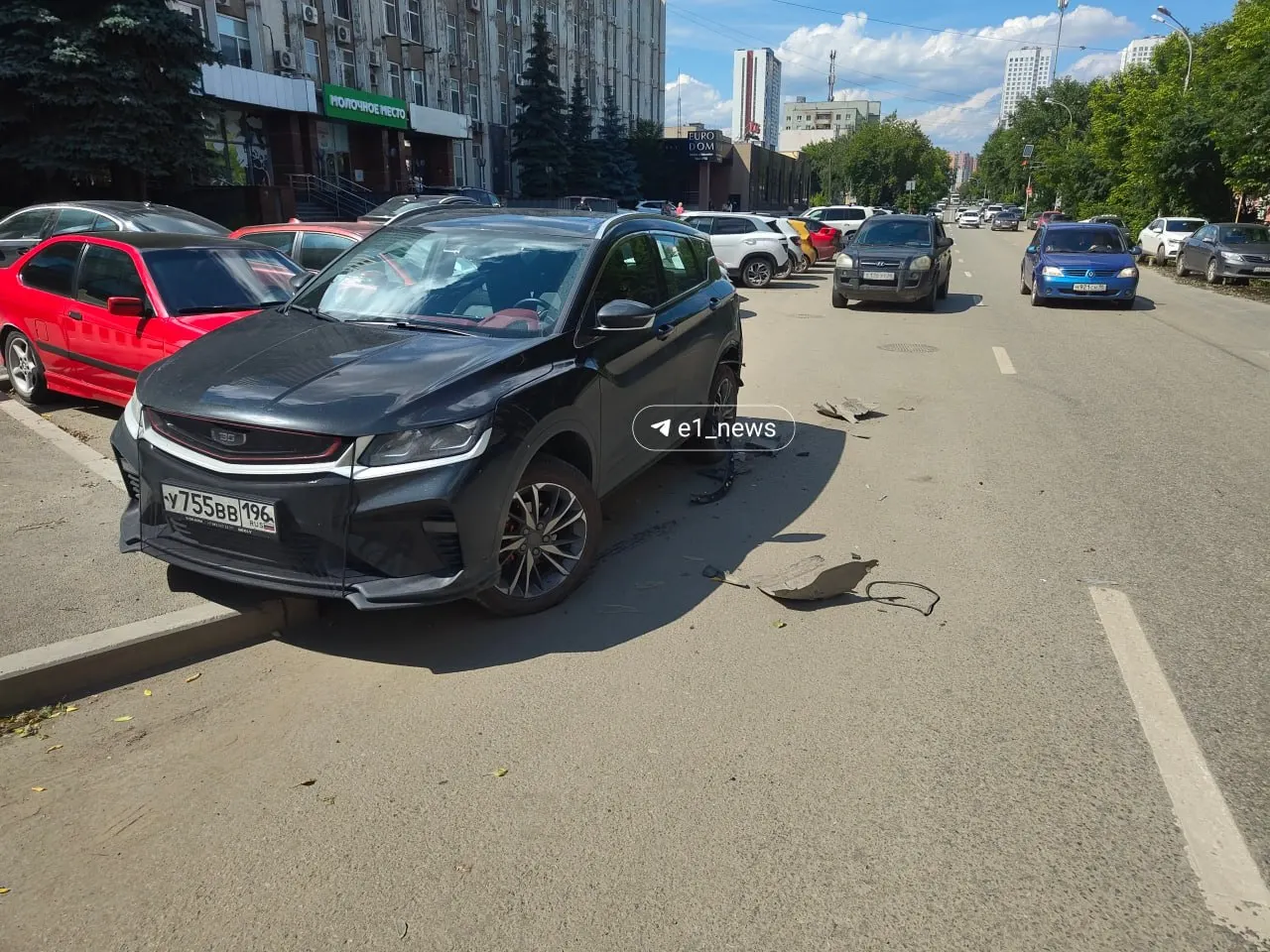 На парковке у дома №38 неизвестный автомобиль повредил два припаркованных авто, оставив номер и уехав. Владельцы ищут очевидцев; по внешнему виду — предположительно белый Citroën.