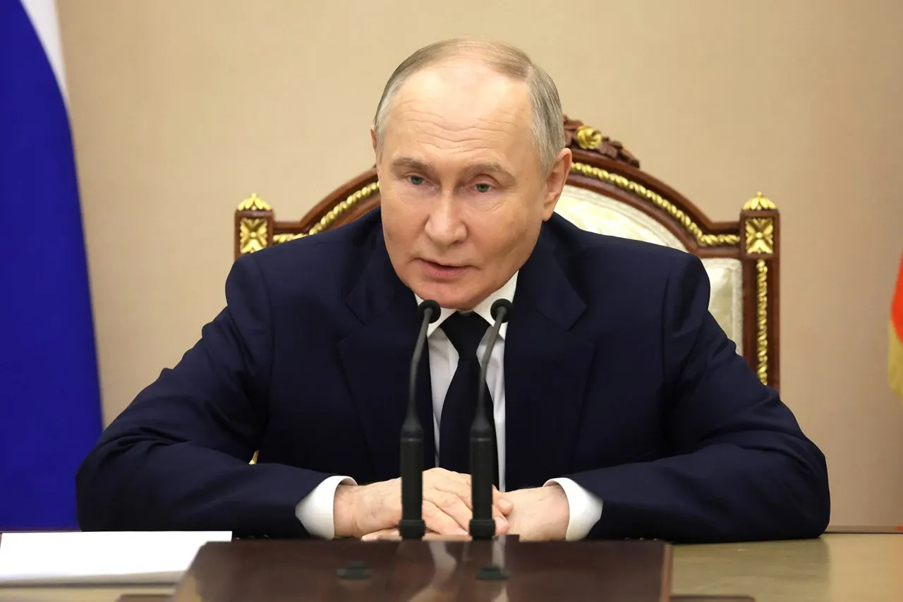 Президент потребовал не допустить остановки работ над двумя атомными ледоколами, отметив также важность реализации планов по проекту «Лидер».
