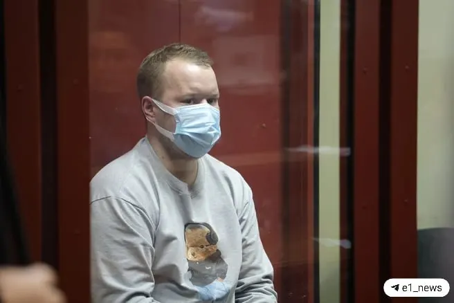 27‑летнему мужчинe предъявили новое уголовное обвинение: после убийства коллеги он напал на прибывших сотрудников ППС, размахивая ножами и сопротивляясь задержанию.