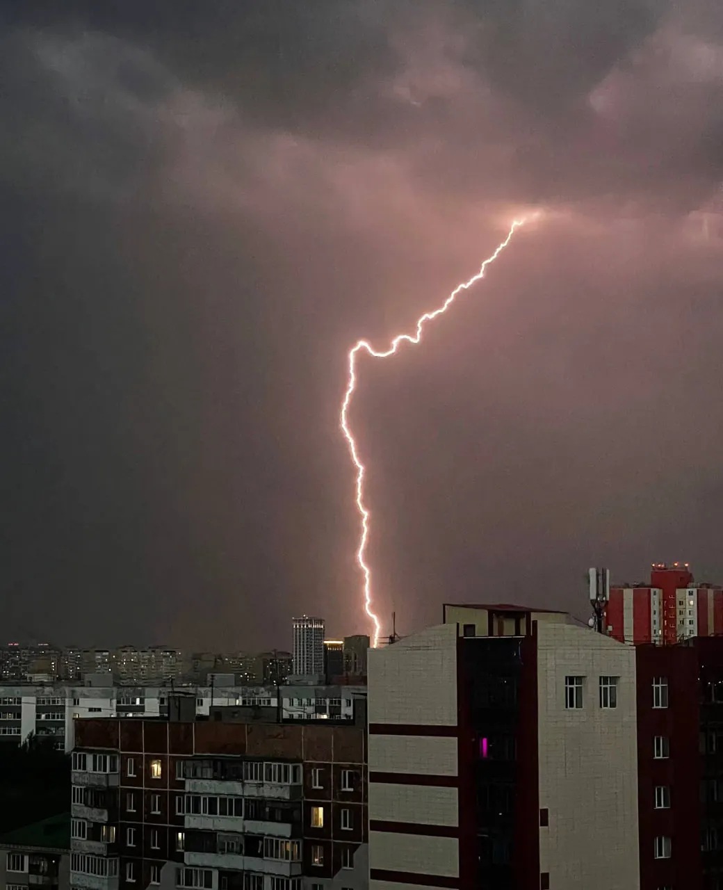 В Тюмени прошла мощная гроза — очевидцы сняли молнии, в некоторых районах начался проливной дождь.