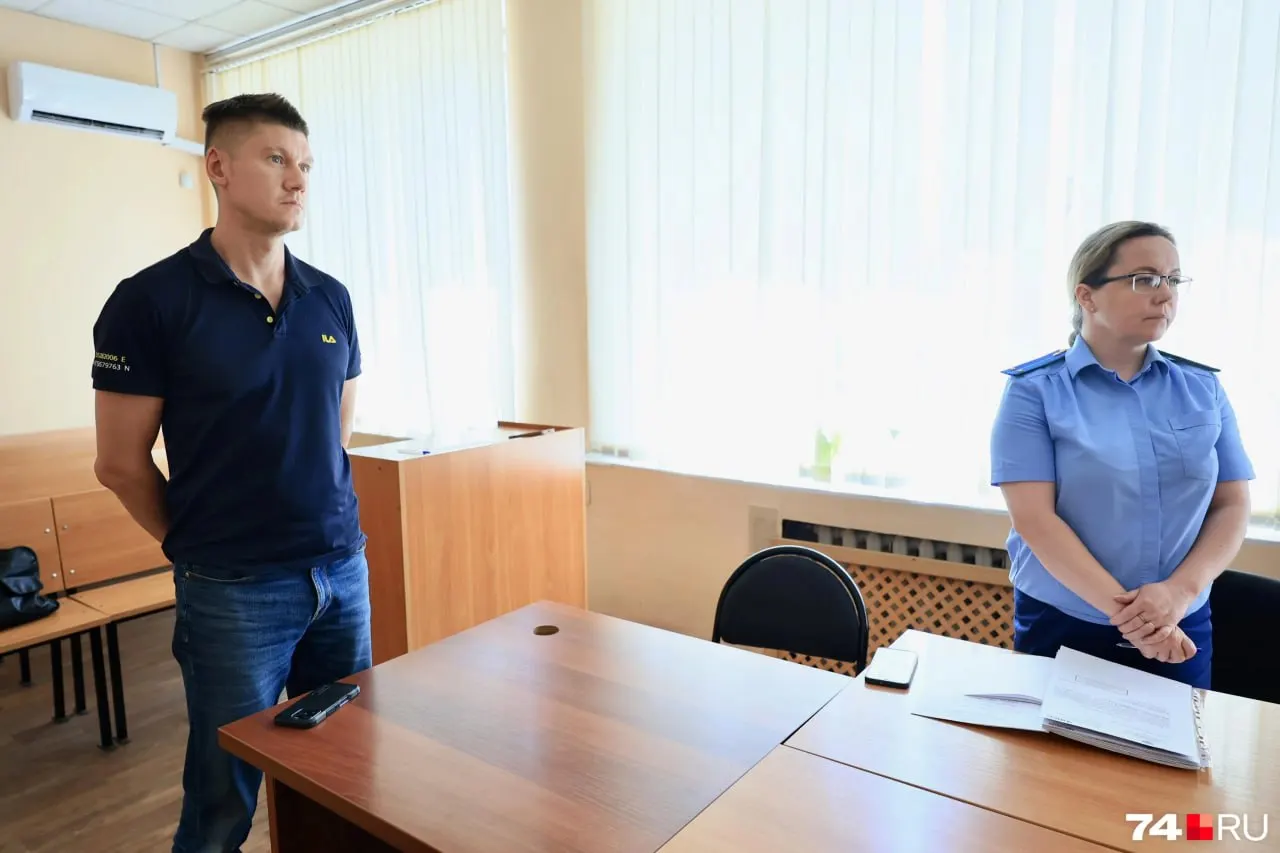 43‑летний мужчина со поддельным дипломом признан виновным по девяти эпизодам; остальная часть эпизодов утратила давность. Суд назначил два года ограничения свободы с запретом менять место жительства и выезжать из города.