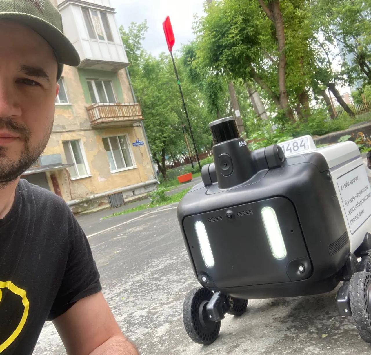 В Тюмени скоро начнёт работать сервис роботизированной доставки еды — услуга появится в отдельных районах города, жители уже замечают курьеров‑роботов во дворах.