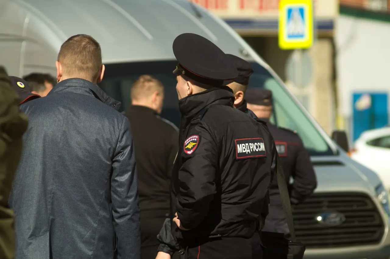 Правоохранители провели осмотр в МКУ «Центр организации выставок и ярмарок» на Антона Валека, 8. В администрации утверждают, что уголовных дел против сотрудников пока нет; по неподтверждённым данным, проверка может быть связана с расследованием о присвоении средств при демонтажах нестационарных торговых объектов.