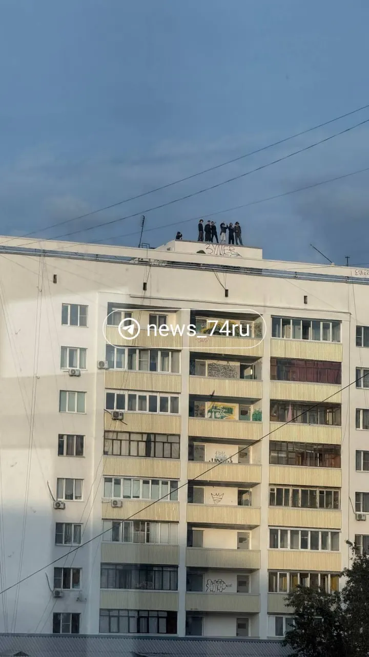 Свидетели увидели группу подростков на крыше жилого дома; внешне они напоминали экстремалов. Подробности и правовую оценку установит полиция.