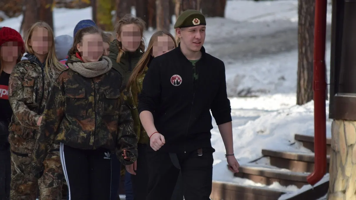 Суд признал 26‑летнего мужчину виновным в демонстрации нацистской символики: ему назначили 10 суток ареста из‑за татуировки «Чёрное солнце» на кисти.