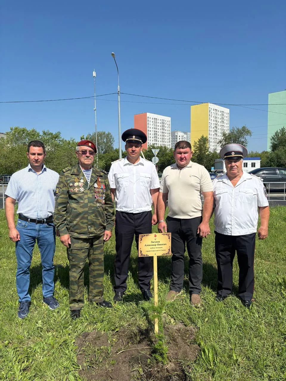 Ветераны правоохранительных органов и сотрудники управления посадили деревья в честь сотрудников, служивших во время Великой Отечественной войны.