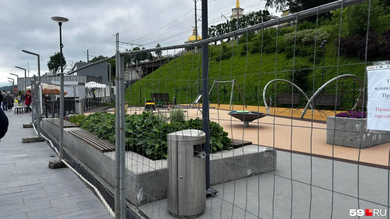 Популярный участок набережной в Перми временно огородили: на площадке работает техника и лежат стройматериалы, официальные сроки ремонта не названы.