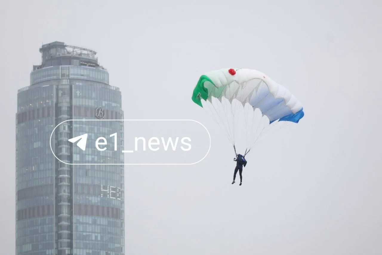 Юные спортсмены из сборной «Юность в облаках» совершили групповой прыжок и приземлились на акватории Городского пруда у Плотинки.