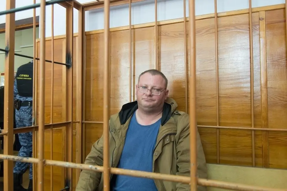 Верх-Исетский районный суд отказал в условно‑досрочном освобождении Ярослава Ширшикова. Он отбывает пятилетний срок по делу об оправдании терроризма; в апреле 2025 года ему удалили глаз после жалоб на здоровье в колонии.