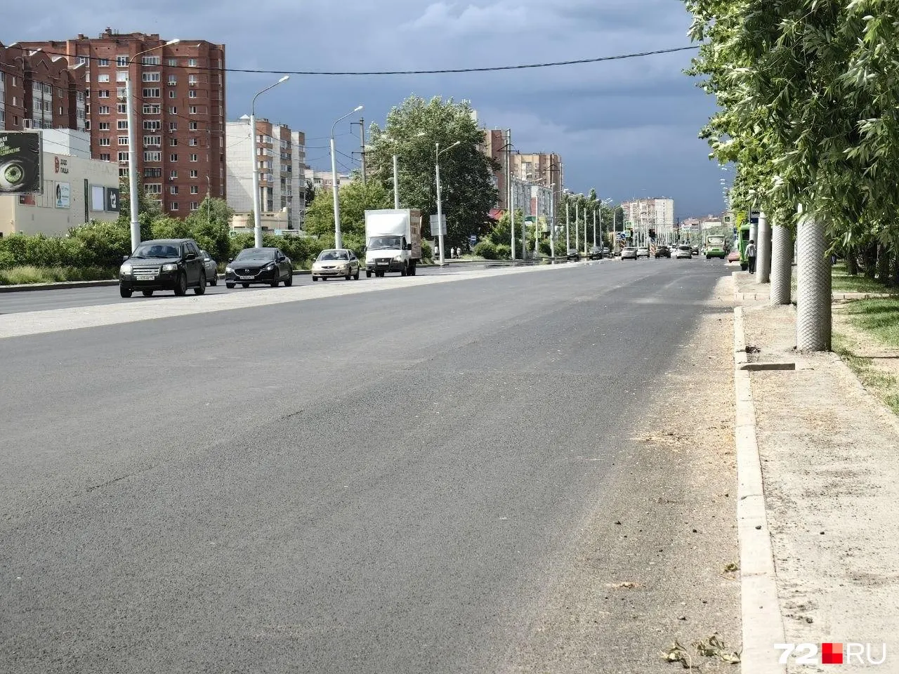 Ремонт одной из самых протяжённых улиц города — Широтной (от Мельникайте до Народной, около 4,5 км) — близится к завершению: асфальт уложен на большинстве участков, остаётся финишная укладка и выравнивание съездов.