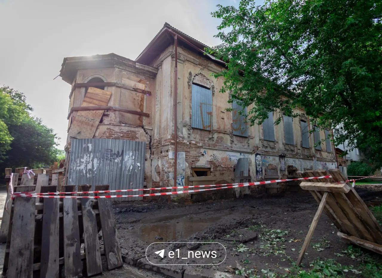 Особняк, от которого сохранилась лишь четверть оригинальной постройки, купили в ноябре прошлого года — начались противоаварийные работы: устанавливают ограждения, вскоре смонтируют леса и натянут защитную сетку.