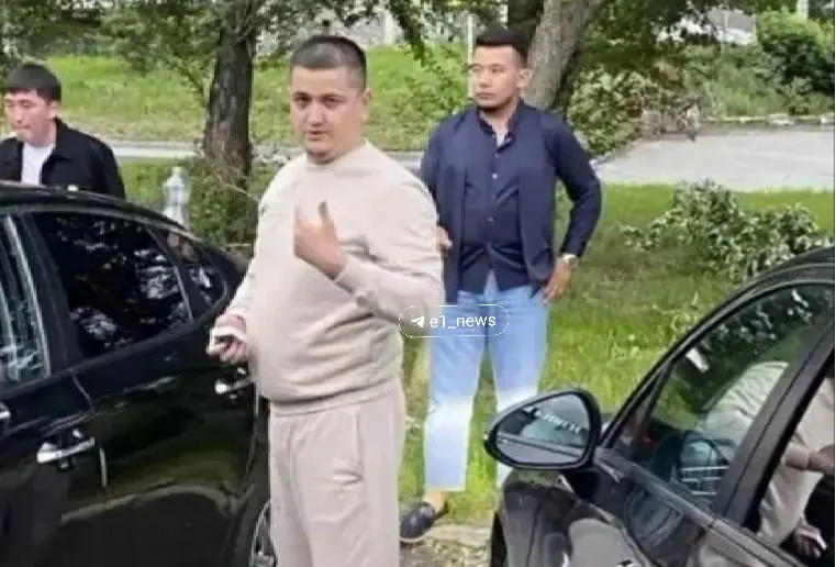 Мужчину задержали, в отношении него возбуждено дело о хулиганстве. Полиция передала материалы в Следственный комитет.