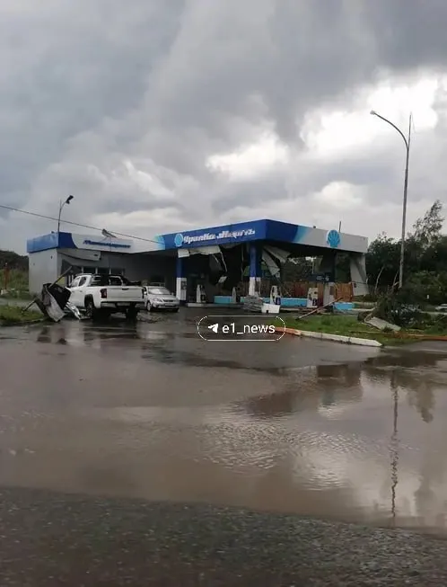 Автозаправка сильно повреждена, пострадали дома и дворовые постройки, многие жители остались без света — фото с места событий.