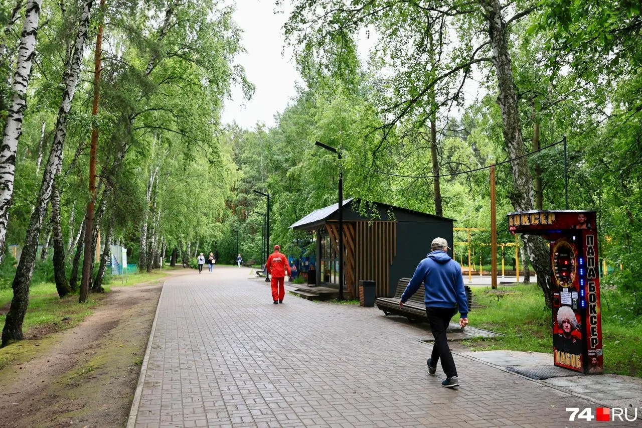 В экопарке на Захаренко установили боксерскую грушу — силомер. Нововведение вызвало вопросы у посетителей: некоторые переживают из‑за возможного шума и появления шумных компаний; в парке объясняют, что устройство поставили у входа, где уже есть детские аттракционы.