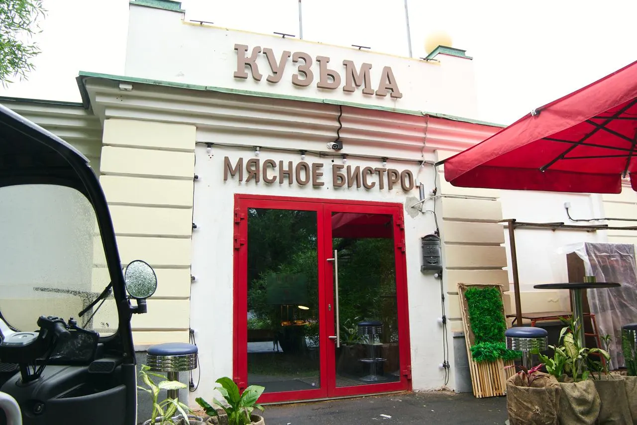 На Пушкина, 17а ко Дню России откроется мясное бистро: в меню — «губернаторский ланч», несколько других ланчей и стейк «Блекджек». Помещение ранее планировали использовать для центра помощи участникам «СВО».