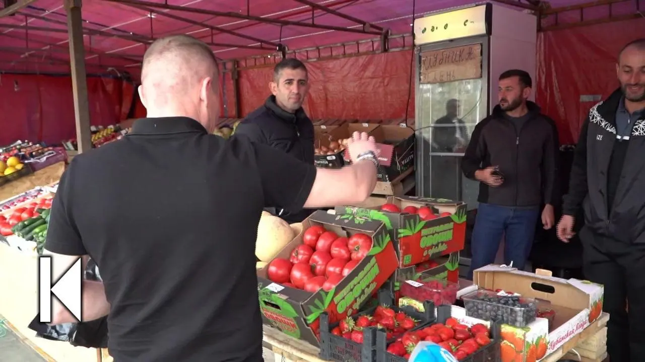 С начала июня в Тюмени проверяющие изъяли свыше 200 кг свежих продуктов с уличной торговли и составили 25 административных протоколов. Аналогичные рейды идут и в Ямало‑Ненецком округе.