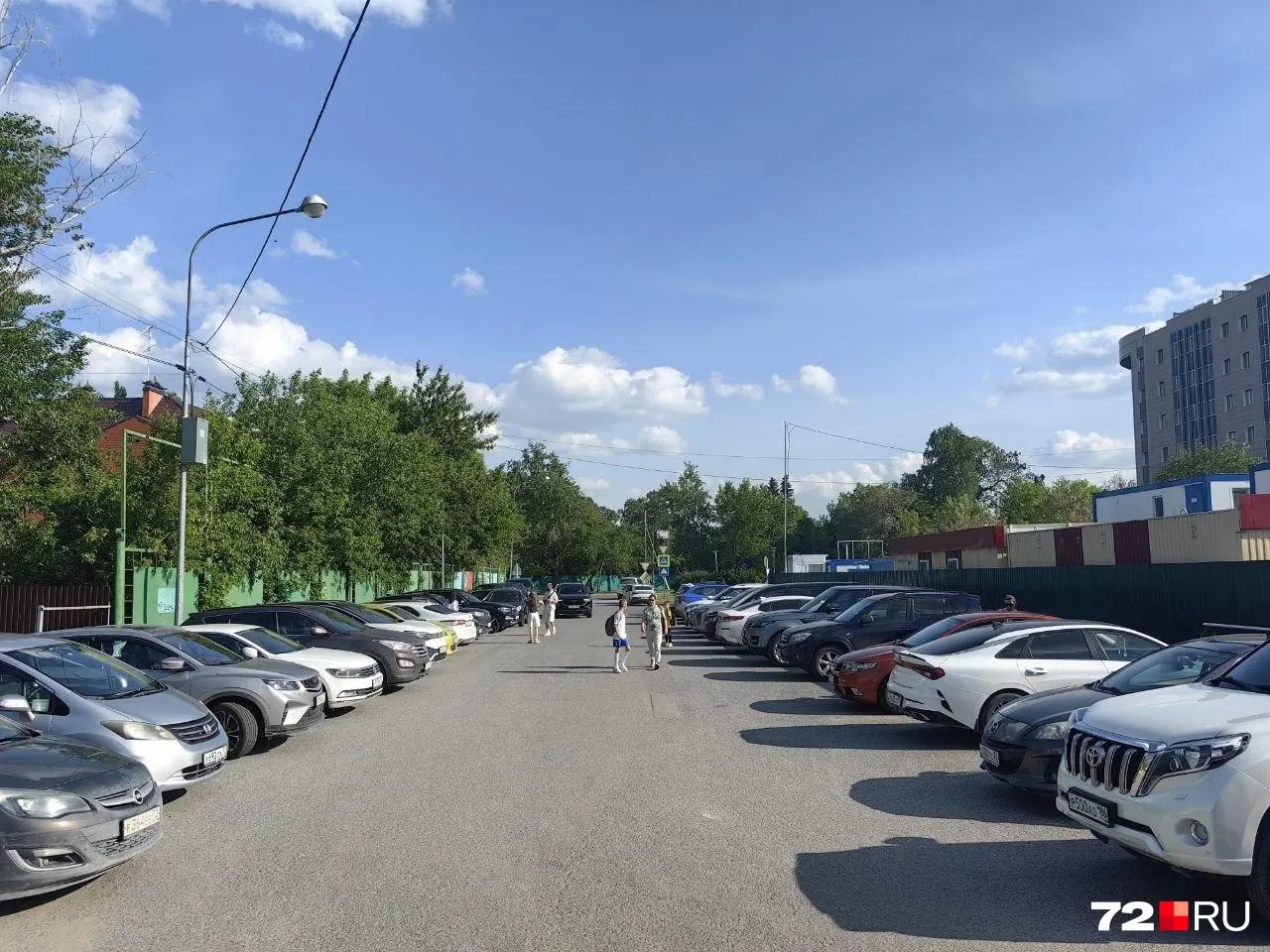 Шлагбаум на парковке у стадиона «Геолог» вызвал пробки и затруднил подъезд родителей к тренировкам. Администрация города направила данные в полицию и собирается демонтировать конструкцию.